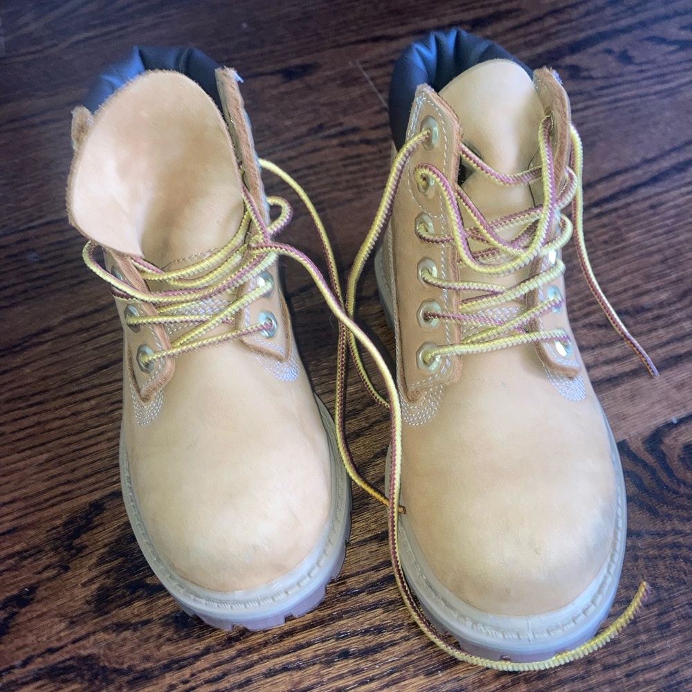 Size 10 unisex toddler— like new—Timberland 6in waterproof tan boots